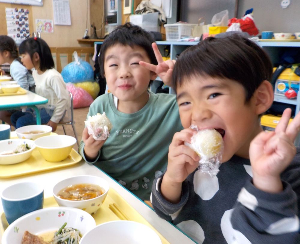 １１月７日
今日は昨日キリン組さんが収穫したさつまいもでおにぎりにして食べました！

自分たちで収穫したさつまいも
きれいな黄色でホクホク甘いさつまいも

みんなで『おいしいーねー』と言いながら自分で握ったおにぎりはあっという間に完食でした♡

菜園活動を通じ、食物の生長を感じ、食べる楽しさや喜びをこれからも、いろいろな食を通じた経験が出来たらいいなと思います。

秋の味覚を楽しめる時期です
ご家庭でもぜひさつまいもおにぎりに挑戦してみてくださいね♡

