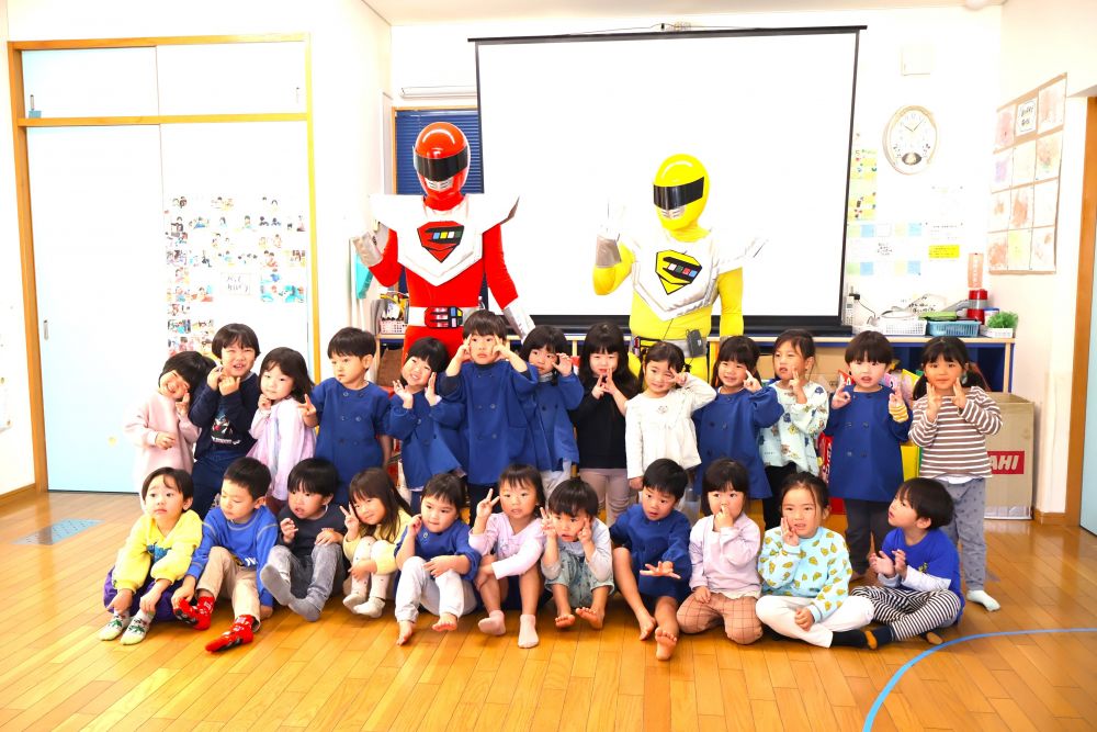 部屋に落ちていたゴミは
何ゴミかな？
製作遊びで出たゴミは
燃える？
それともプラスチック？