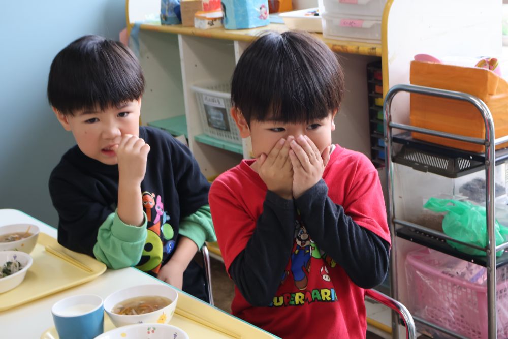 
今日の給食は
【さつまいもごはん】

もちろん！
昨日キリン組さんが収穫した
さつまいもを使って♡

手を洗って部屋に戻ると
漂ういい匂い♡

「うわ～♡いい匂いがする〜♡」
と思わずうっとりのRくん
