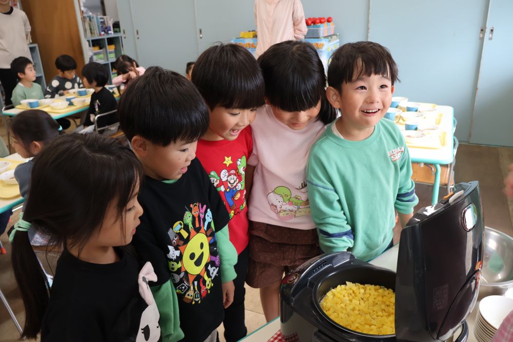 
「ごはんが黄色になってる！！」
黄金に輝く炊飯器の中♡

目で見ておいしさを味わう♡
