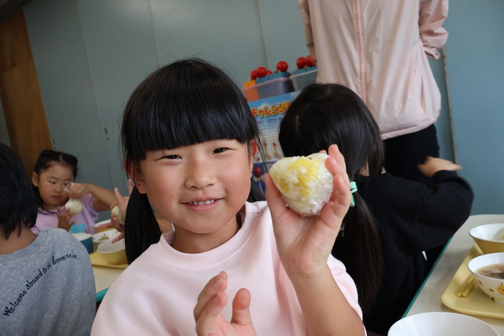 「わたしはハートの形にしてみた♡」
と得意げな表情のMちゃん

それをみて
「わたしもハート作りたい！」
「三角のおにぎりにしたいな～」
「どうやったら三角の形になるん？」

とイメージを膨らませています
