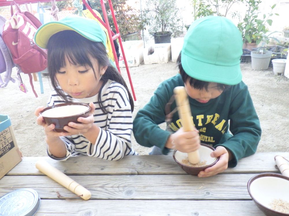 次はすり鉢とすりこぎを使い、【もみすり】です。
「ごりごりごり」とすると、“もみ“が取れてきます。そこで優しく「ふっ」と息を吹きかけると・・・
「あっ！　飛んでった！！」
もみ殻だけが舞い上がり、玄米だけが残ります♡

ここまでして、やっとみんなの知っている米の姿に。
お米作りってたいへんなんだね・・・
