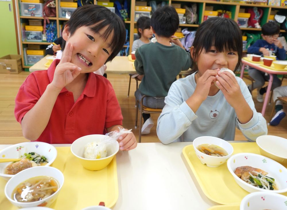できたておにぎりは、その日の給食と共に・・・。
秋の味覚に、感謝の気持ちを込めて
「いただきま～す！」

一口食べて、この表情♡
おいしさ、嬉しさ、満足感、いろんな気持ちが伝わってきます。
「最高においし～い！」
「また作ろうね！」と、大満足のキリン組さん。

食欲の秋、これからもまだまだ楽しみます♡