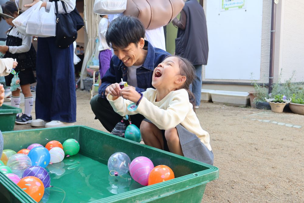 「あ〜切れた〜〜」
取れないくやしさはありつつも
こんなかわいい表情を見せてくれたHちゃん
ヨーヨーつりを楽しんでくれていました
