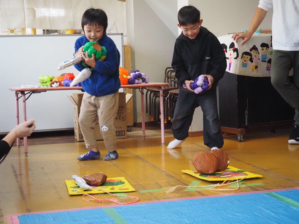 【秋のごちそうSyu-Syu-】

秋の味覚をカートにたくさんのせて
ゴールまで運びます

道はデコボコ道！
速さも大事ですが
乗せ方にもコツが必要かも♡
