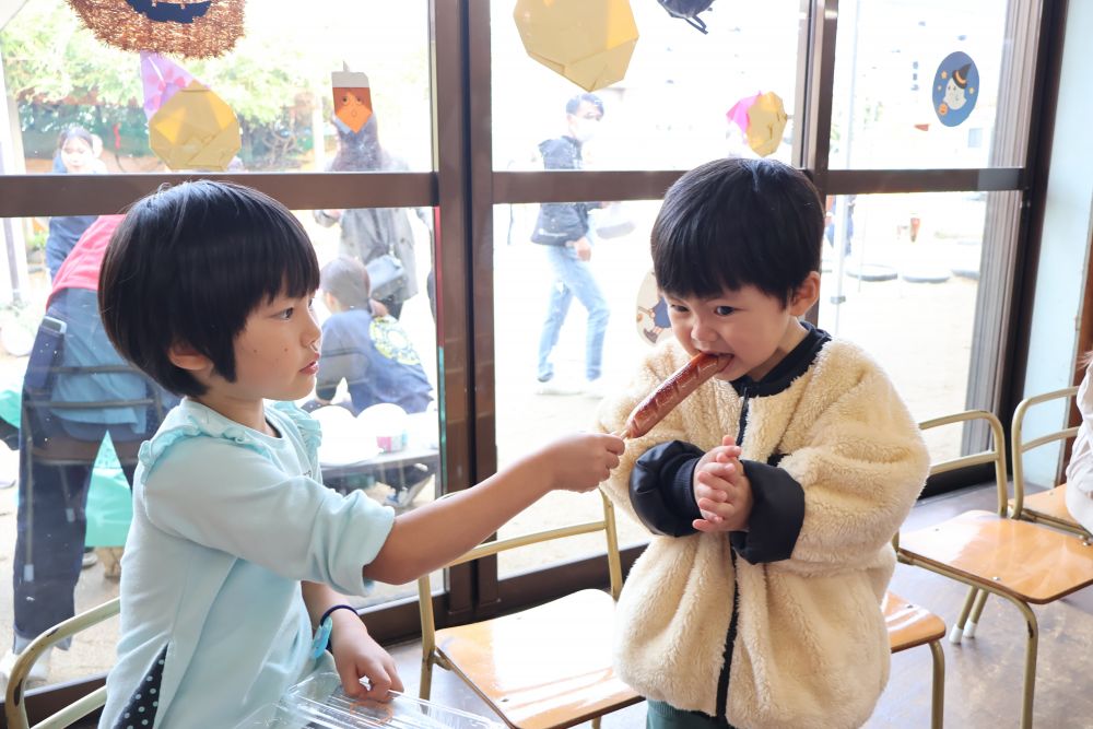 ちょっぴりひと休み♡

フランクフルトを仲良く分けっこ！
一緒に食べるとおいしさも倍増？♡
