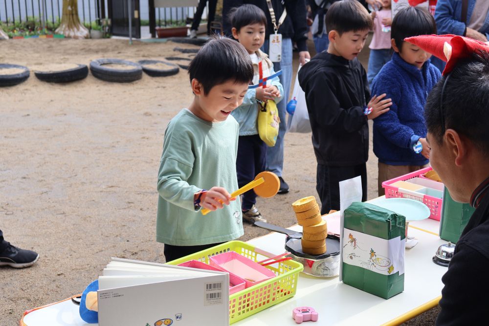 バンズで高さを出そうと考えたRくん
“ちょっと斜めになってきた！！”

バランスをとるのがなかなか難しく
苦戦しながらも
「もう一回やりたい！」
と夢中になって楽しんでいます♡

