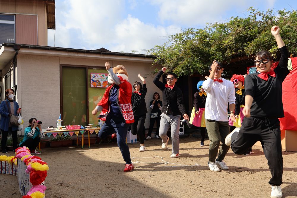 
フィナーレで最後のひと時を♪

なわとびを披露したり
踊りを踊ったり♪
