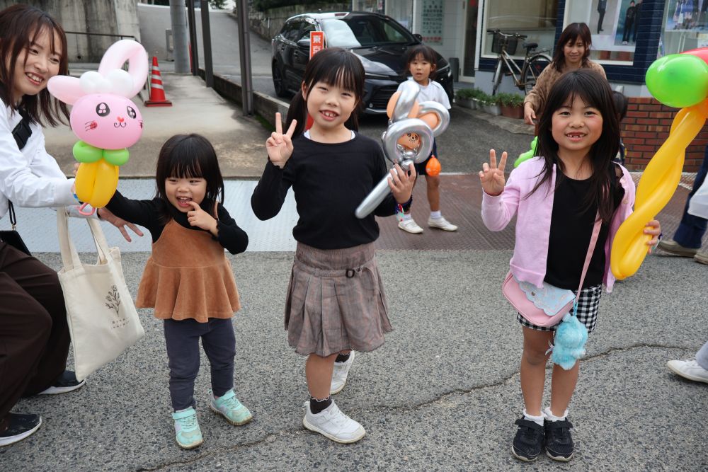 
おみやげにバルーンをプレゼント🎈

「ラブブがある♡」　「剣がいい！」
大喜びの子どもたち♡


お手伝いをして下さった保護者の方
子どもたちと一緒に参加して
楽しんで下さった保護者の方

保護者の方の協力があってこその
【門田フェスティバル】

今年もたくさんの子どもたち、保護者の方の
笑顔を見ることができました♡


お忙しい中ご参加ありがとうございました！

