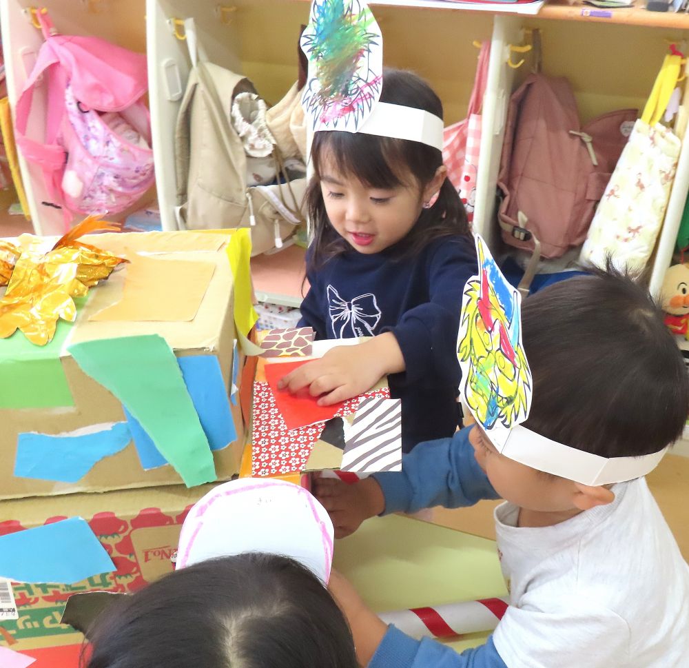 画用紙をぺたぺた・・・
　　お神輿の完成✨