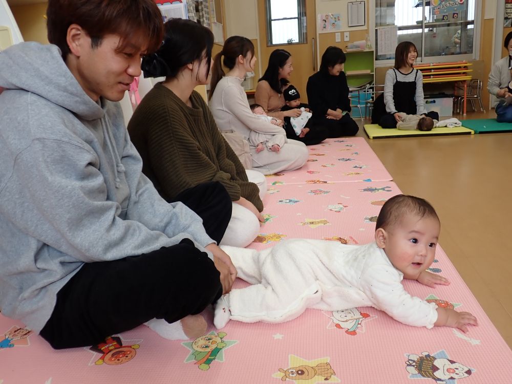 講師を招いてベビーマッサージを行いました♪

初めに、自己紹介😊
