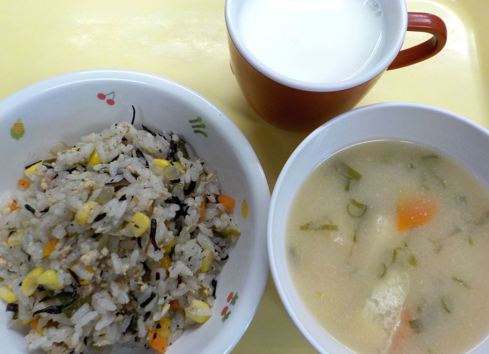 ひじきチャーハン

じゃがいものみそ汁

牛乳