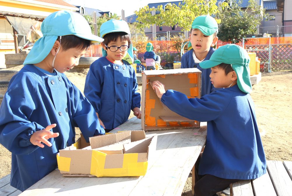 散歩先で見つけた秋の自然物を
遊びに取り入れながら楽しんでいるゾウ組さん
『やってみたい』気持ちからおもしろい遊びが
どんどん思い付く！



～どんぐり転がし～
　「ここがスタートでここに落ちたら負けなんだよ」
　「坂道でめっちゃはやくなった！」
段ボールの長さや向きを考えながら作ったどんぐり転がし
どんぐりの動きを何度も楽しむ♡