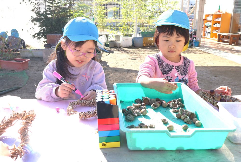 ～リース作り～
　「このどんぐり赤ちゃんみたい」
　「Mちゃんは、ピンクに塗って～…」
どんぐりの大きさの違いに気付きながら
色を塗ったり、ボンドでとめたり…
一人ひとりの個性が広がる♡