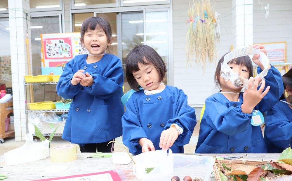 ～お面作り～
　「ここにつけたらうさぎさんみた～い！」
　「テープでとめたらくっついたよ！」
自然物の形を活かしながら
イメージした物を表現♪
その中でボンドやテープの使い方を
工夫する姿も！