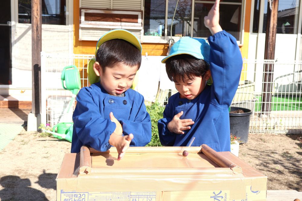 ～どんぐりこま～
　「このどんぐりのほうがはやく回るよ！」
　「勝負しよ！！」
どんぐりによって回る速さや長さが
違うことを発見しながら友達と競争☆