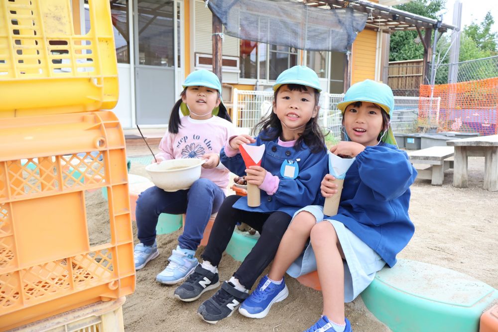 ～ごっこ遊び～
　「ポップコーン食べながら映画見よ！」
　「次は何の映画見る～？」
片手で持ち歩きができるように工夫した
ポップコーンとコンテナで作った映画館！
見たことや経験したことを
遊びに取り入れながら夢中になる♡