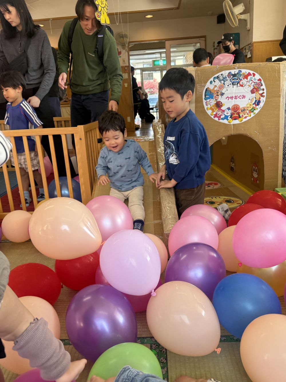 ポーンと跳ねる風船の動きを楽しむ様子も・・・