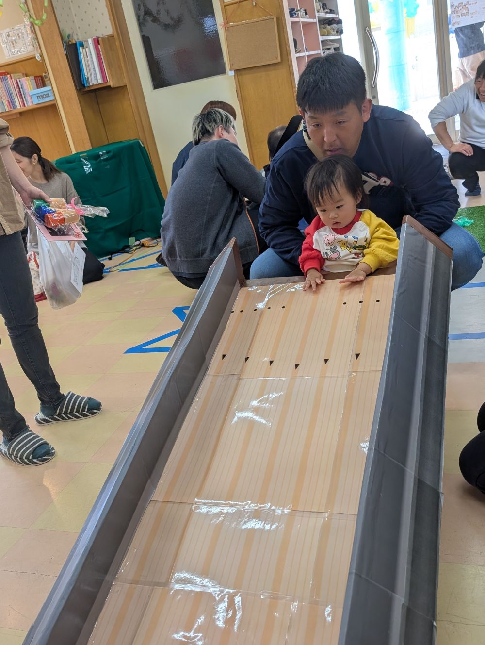 お父さんは、ピンを狙って～
Nちゃんは、ボールの行方を目で追っています。