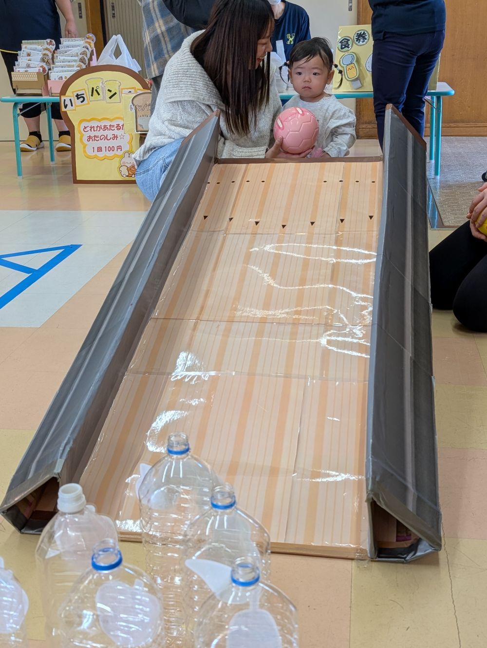 たくさん倒れるかな～
お母さんと一緒にボールをコロコロ・・・