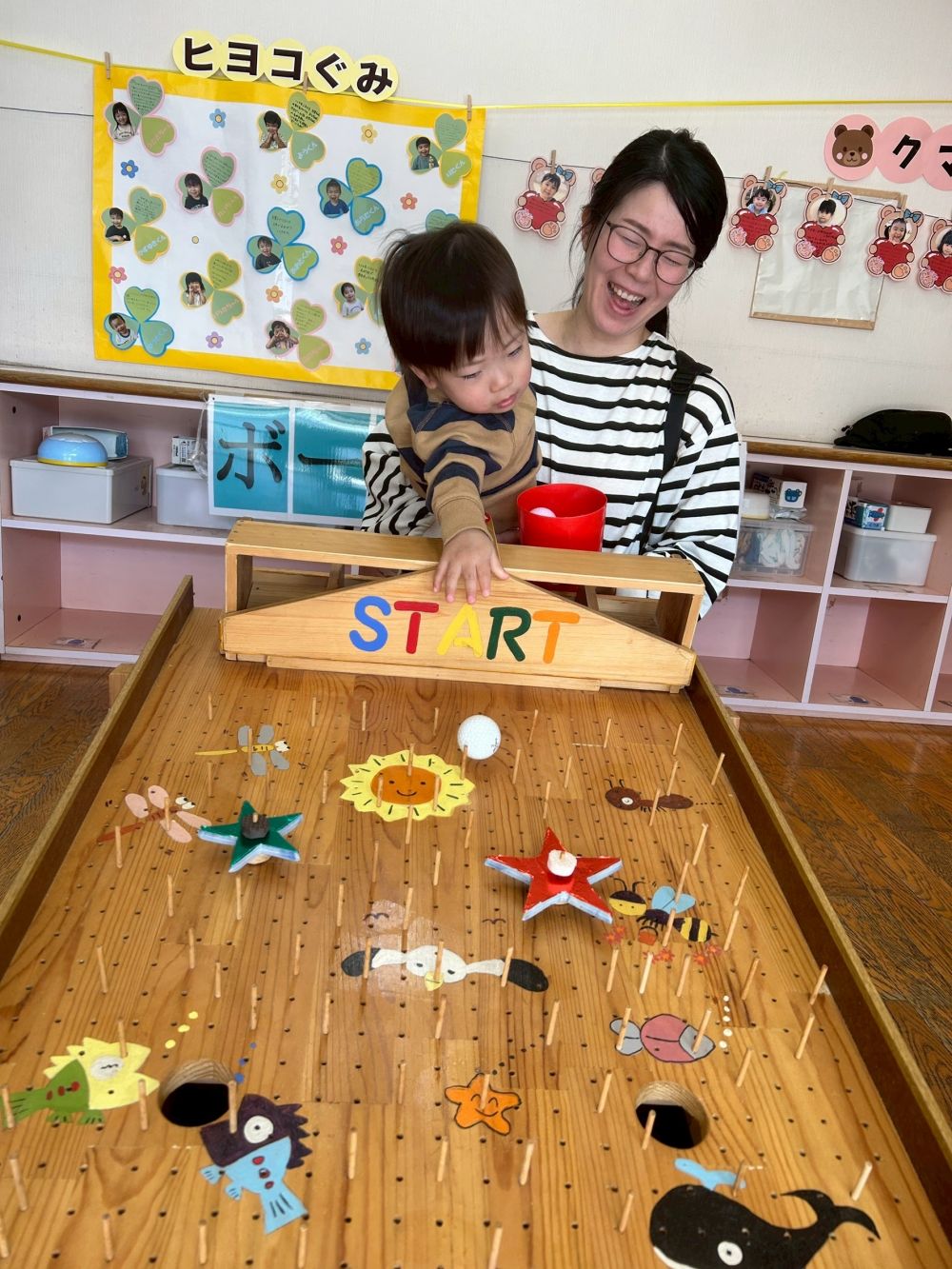 『ボール転がしコーナー』

小さなボールがどこに転げていくかな？