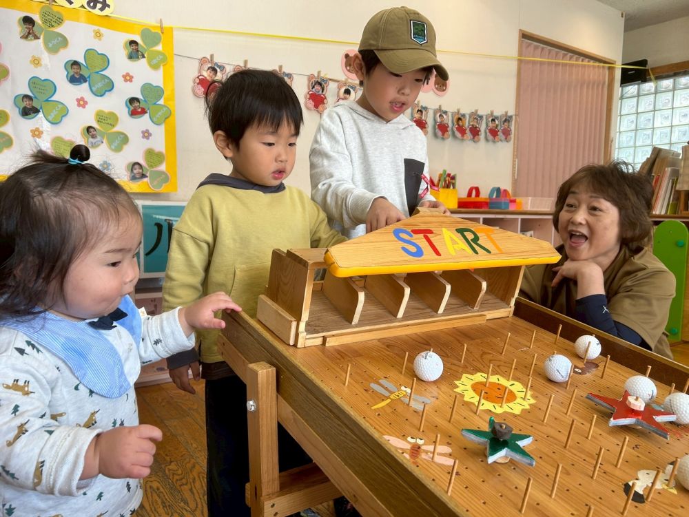 『ボール転がしコーナー』

いっぺんにボールをスタートさせると、
いろんなところにぶつかって
クルクル回る仕組みになっています。