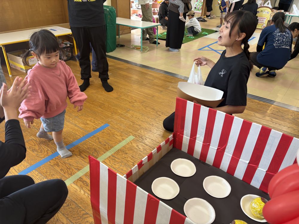 『たこ焼きビンゴコーナー』

たこ焼きを投げてお皿にのせます。
同じお皿に乗らないように
狙いを定めて～