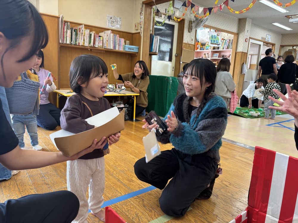 『たこ焼きビンゴコーナー』

ぜんぶ投げ終わったよ～
上手に投げることが出来た様子のHくんでした。