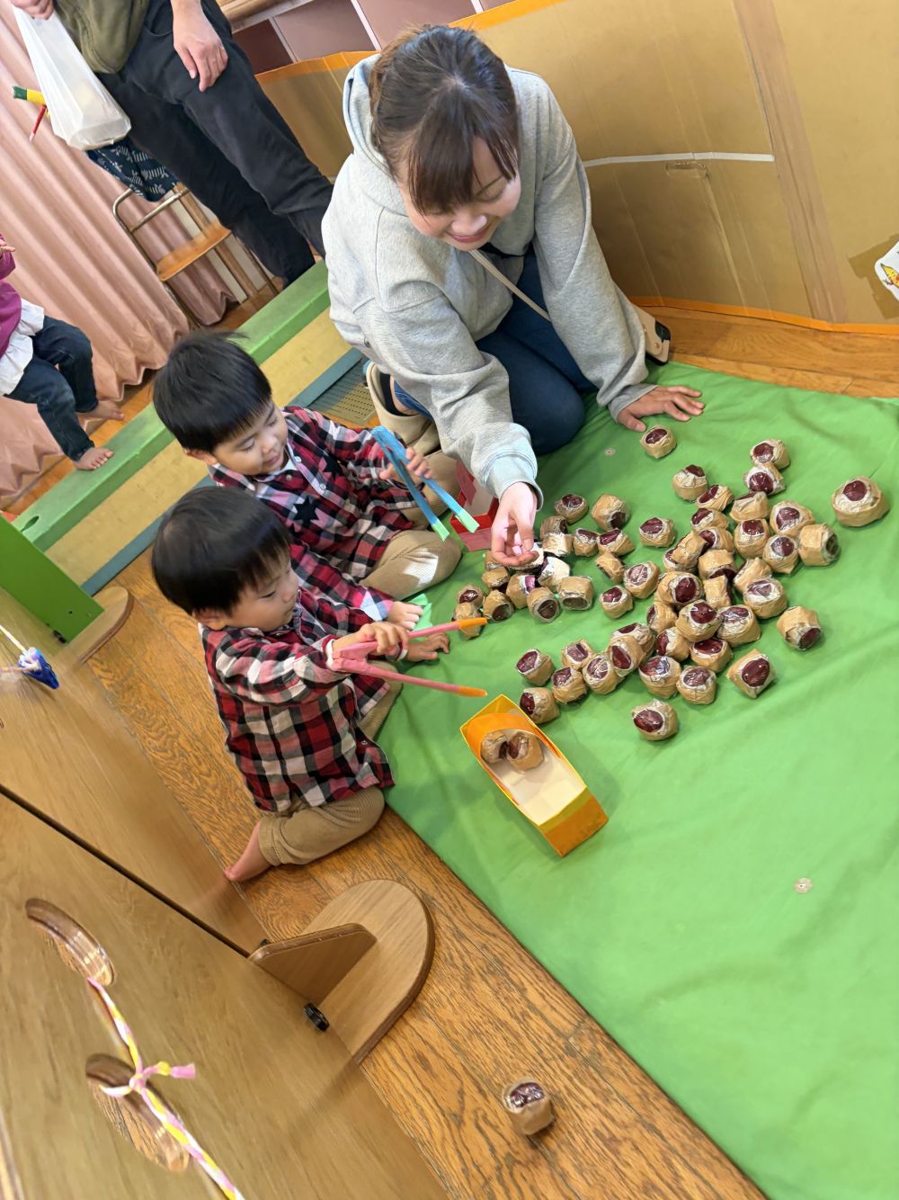 『栗拾いコーナー』

トングでつまんだり、
手で拾ったり・・・
たくさん拾えたかな？