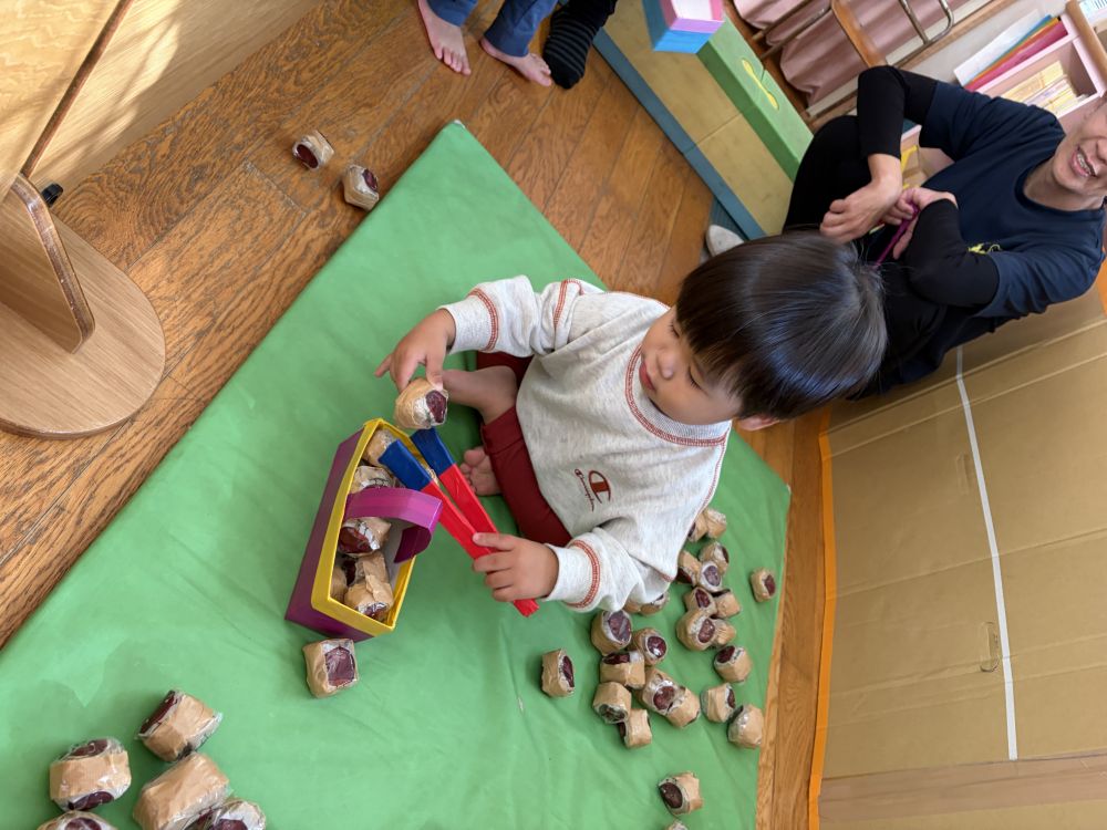 集中してたくさんの栗を拾っています。