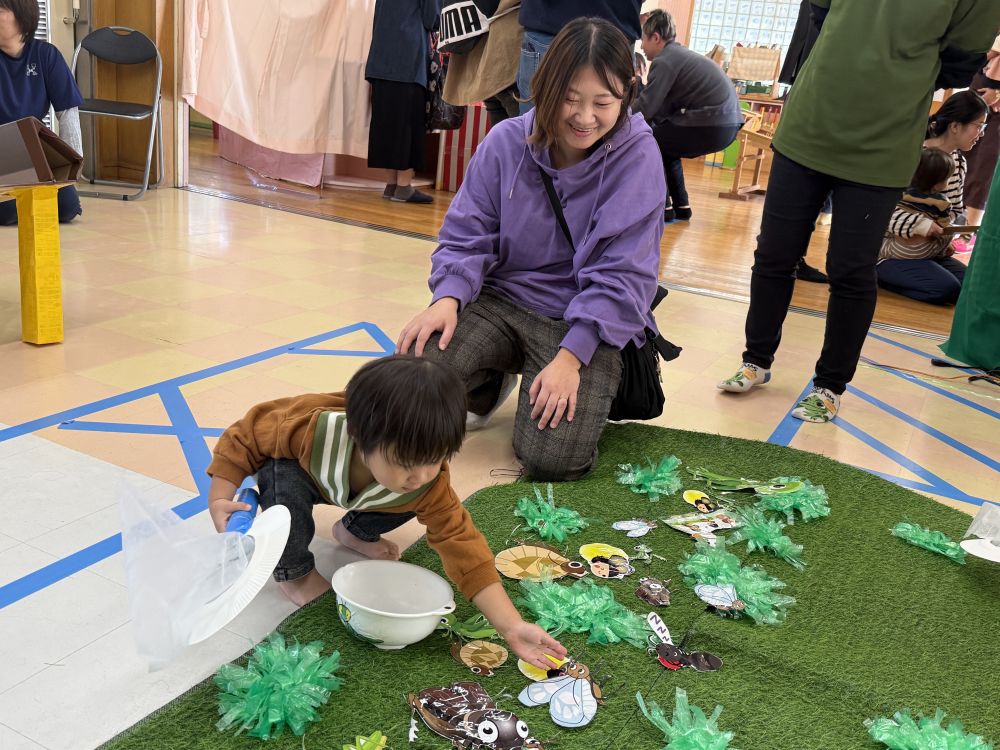 『虫探しコーナー』

秋の虫を探して捕まえるぞ～