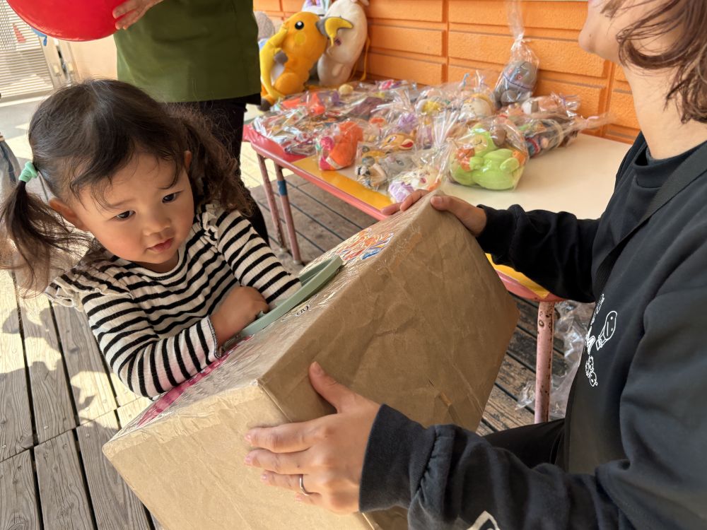 『くじ引きコーナー』

「なにがでるかな♪なにがでるかな♪」