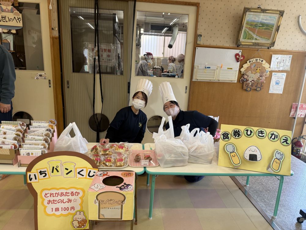 『販売コーナー』

美味しい食べ物がたくさん・・・
保護者の方には、レシピが好評でした。