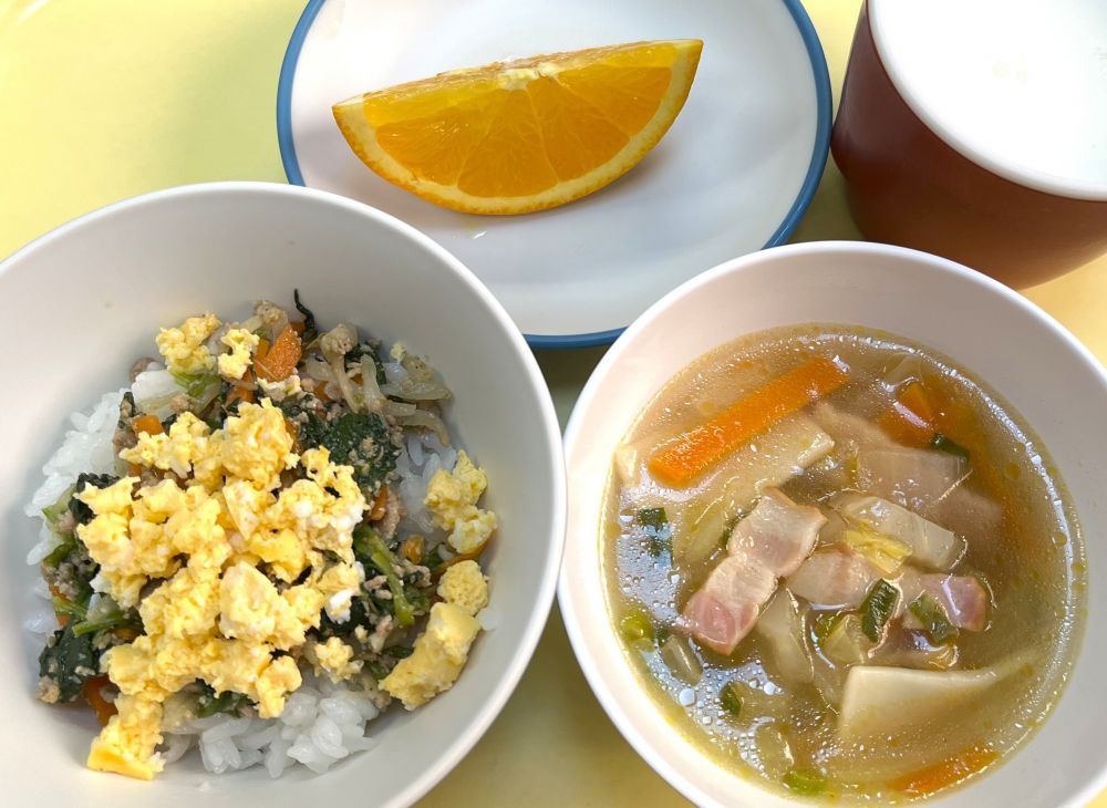 ビビンバ風ご飯

ワンタン風スープ

オレンジ

牛乳