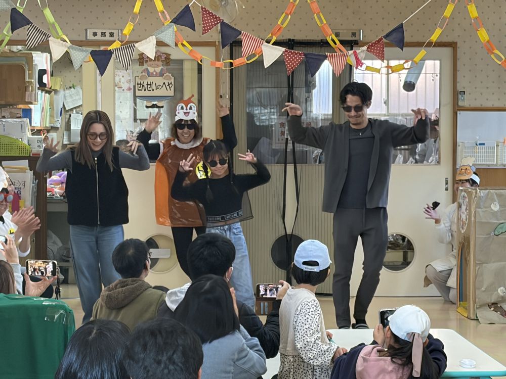 今年は先生の出し物として、
『おおきなかぶ～アンパンマンバージョン～』
を企画しました。

保護者の方も巻き込んで最後はダンシング・・・
