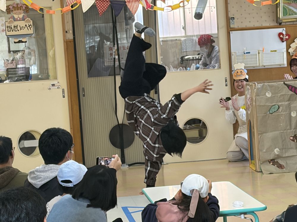 二部ではダンスの先生も参加してくださり、
手拍子に合わせてダイナミックな技を見ることができました。