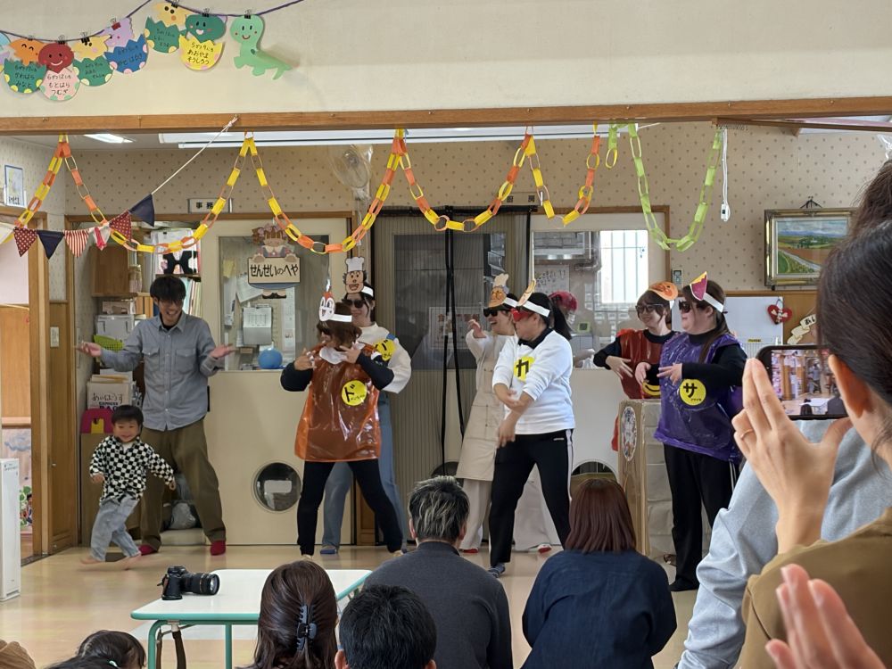 お父さんと一緒に踊ってくれたIくん・・・
最後の決めポーズもカッコ良くきまっていましたよ！

子どもたち保護者の方、先生たちみんなで
盛り上がることができました。