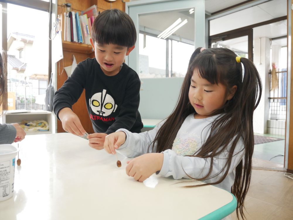 やってみたいと言っていた
どんぐりゴマにして遊ぶ♪

「おー！！回った！！」
「すごー！！」