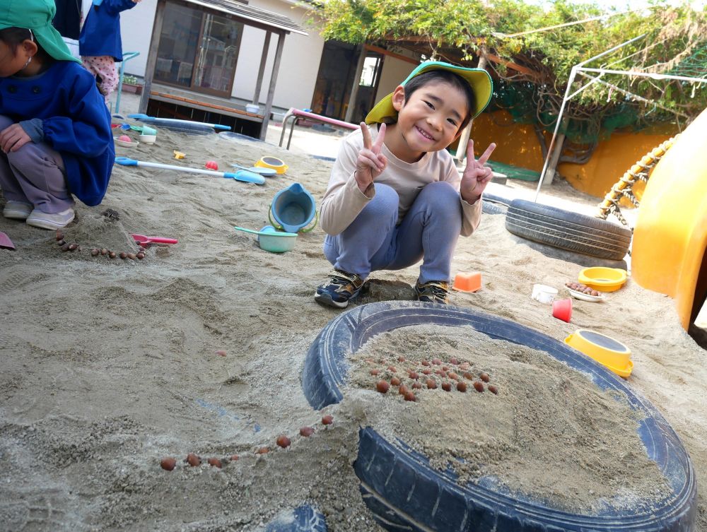 砂を繋げていって、どんぐりで背中を作り
動物のワニ

タコやイカ、チョコケーキにドーナツなど
様々な物に例え、砂場で自然物を使い
秋の遊びを楽しんでいます♡
