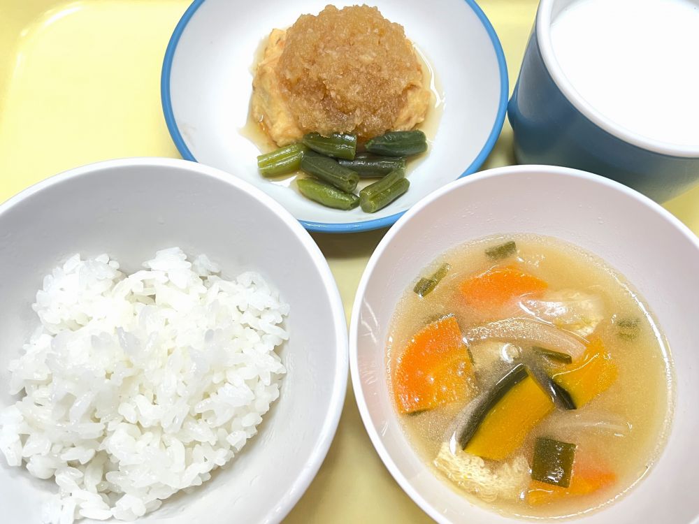 ご飯

鮭と豆腐のハンバーグ

いんげんのソテー

かぼちゃのみそ汁

牛乳