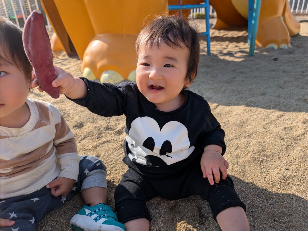 ”取ったよ～！”と見せてくれたOくん♪

みんなが触っていたおいもは、おやつや給食で美味しく頂きました😋
