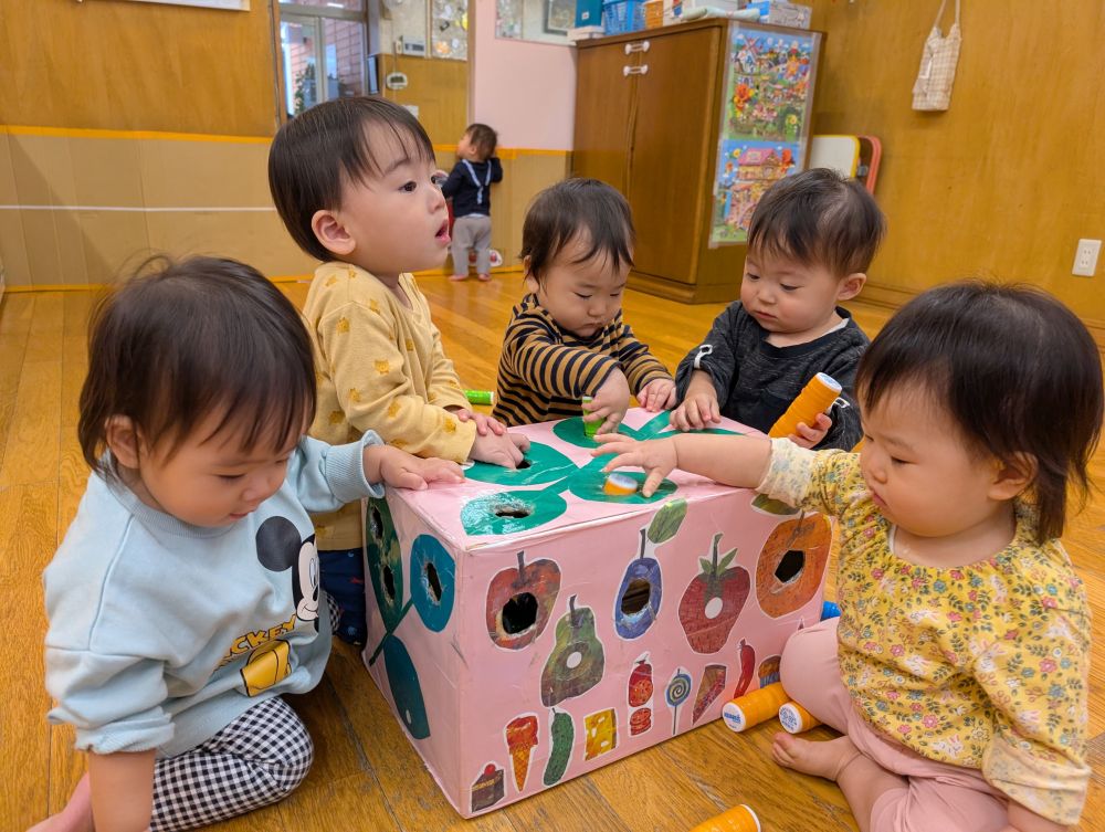 友だちと一緒にいる姿が見られるようになってきたウサギ組さん♪

大好きなぽっとん落としをして楽しんでいる姿や、