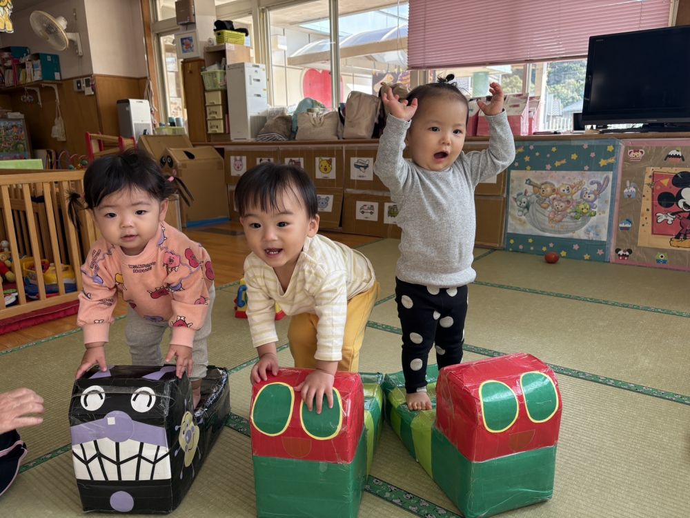 友だちのまねっこをして、押し車の上に立とうとしている姿♡

「やっほ～✨」と言うと、手を振ってくれましたよ♪