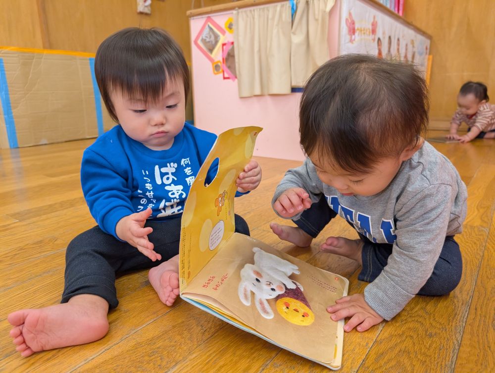 絵本を読んでもらうことが大好きなウサギ組さん・・・
友だちと一緒に絵本を読む姿も♡