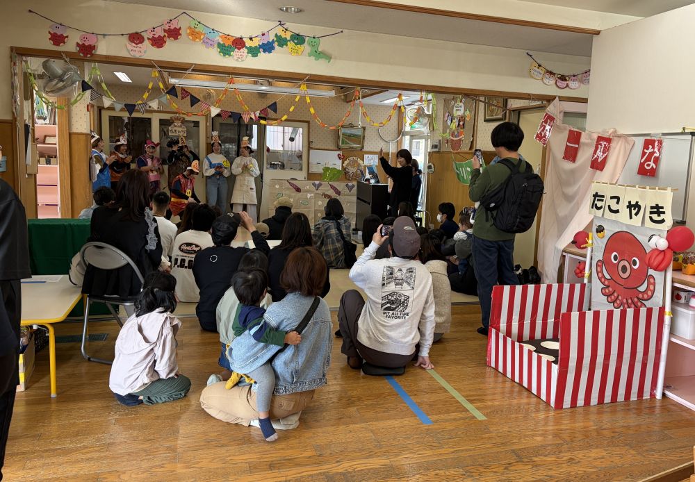 『おおきなかぶ～アンパンマンバージョン～』

子どもたちもよく知っている話と登場人物だったので、
先生の動きに合わせて手拍子したり、歌を歌ったり・・・
かぶの言葉と表情で笑ったりと、
最後まで楽しく見ることができました。

