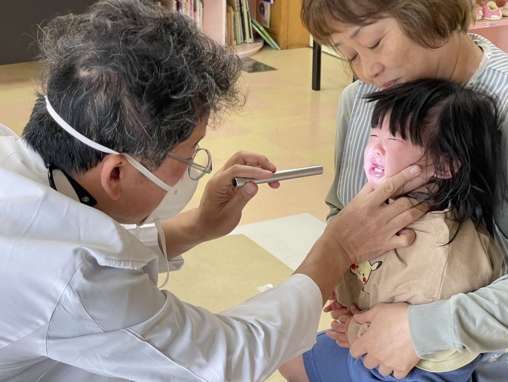 先生を見たとたん、涙が出る子も・・・