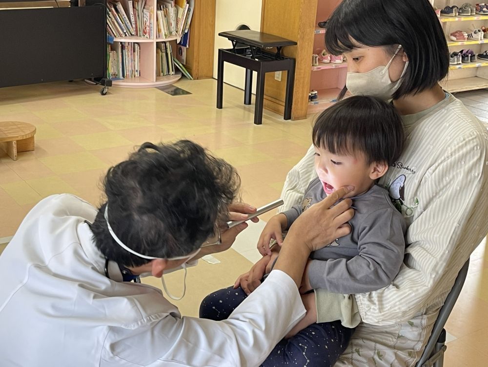 「おおきな口を開けて、あ～ん」
と言われて上手に口を開けることができたAくん！
さすが1歳児さんです。