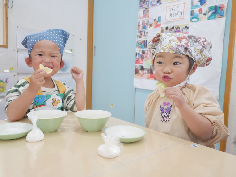 友達と一緒にクッキー作りする事を喜んだり
生地の材料を混ぜたり・・・形作りを楽しんだりしました



今日は二回目のクッキング♡
前回が楽しかったのか
『またできる！！やったぁ～』と大喜びでした
今回はレモンクッキー作りに挑戦です
まずは・・・レモンの匂いを嗅いでみる
そして・・・どんな味かな？ペロっと舐めてみました
『うっ！すっぱい！』
『グー♡おいしい！』
みんなの様々な表情がみれました