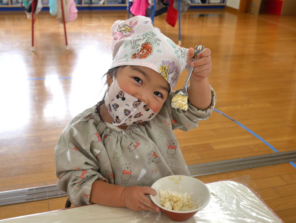 生地を混ぜていると・・・
『見て～！もう黄色いよ』
『レモン色になってきた♡』
生地の色が変わる様子に気付きワクワク・・・