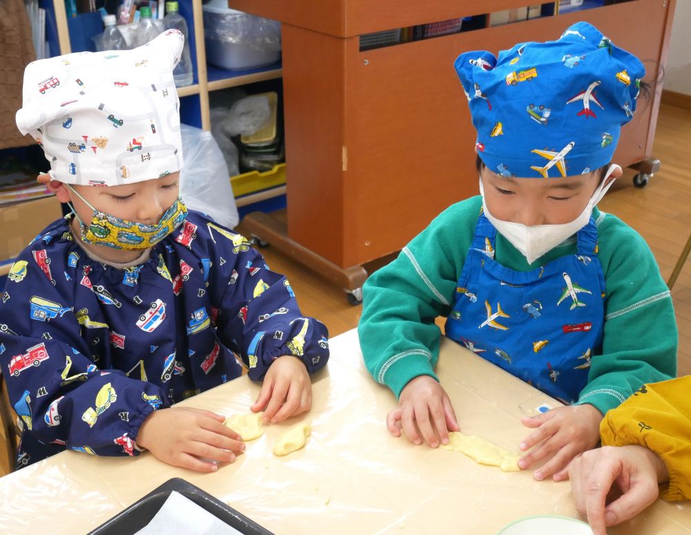 『めっちゃいい匂いがする～』
『バターがきっと美味しいはずよ』
形作りをしながらどんな味がするのが
予想している子どもたちでした

食育レポートにも様子が載っているので見てみてくださいね♡